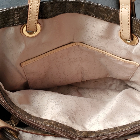 Michael Kors Signature Jet Set Travel Shoulder Bag - Picture 11 of 12